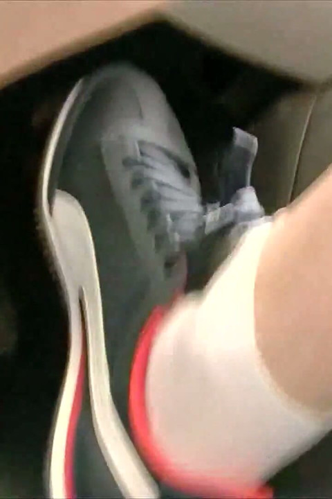Kjøring og pedal pumping i blå Nike-sneakers og hvite sokker