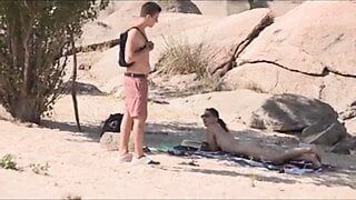 Um estranho se apaixona pelo pau grande de jotade na praia de nudismo