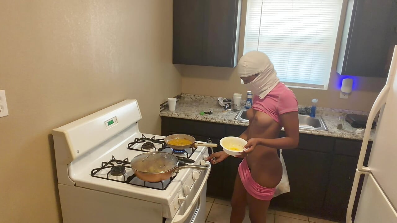 Hot babe naked making breakfast for her boyfriend m