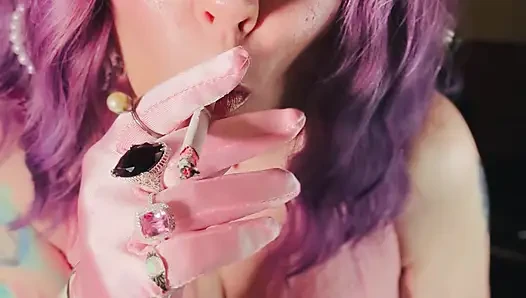 Sevimli tina snua saten eldivenlerde ve mücevherlerde bolca sigara halkası olan 2 sigarayı takip ediyor