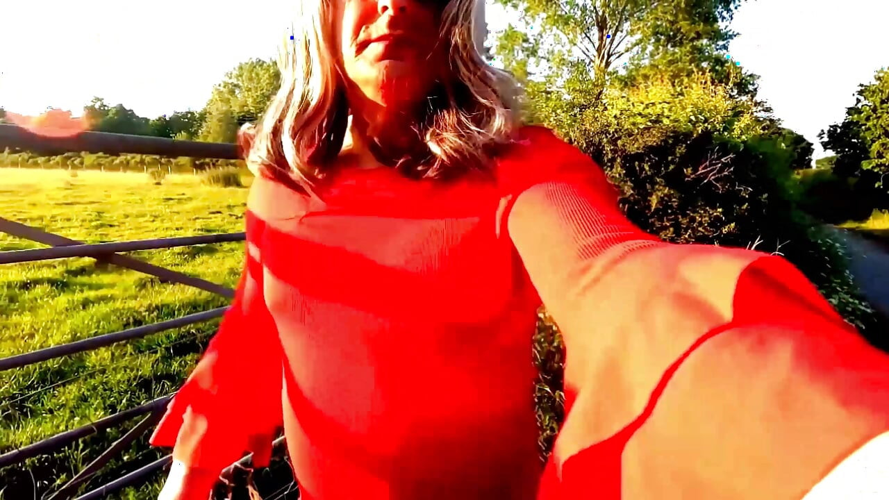 Amatérský crossdresser Kellycd2022 masturbuje na slunci