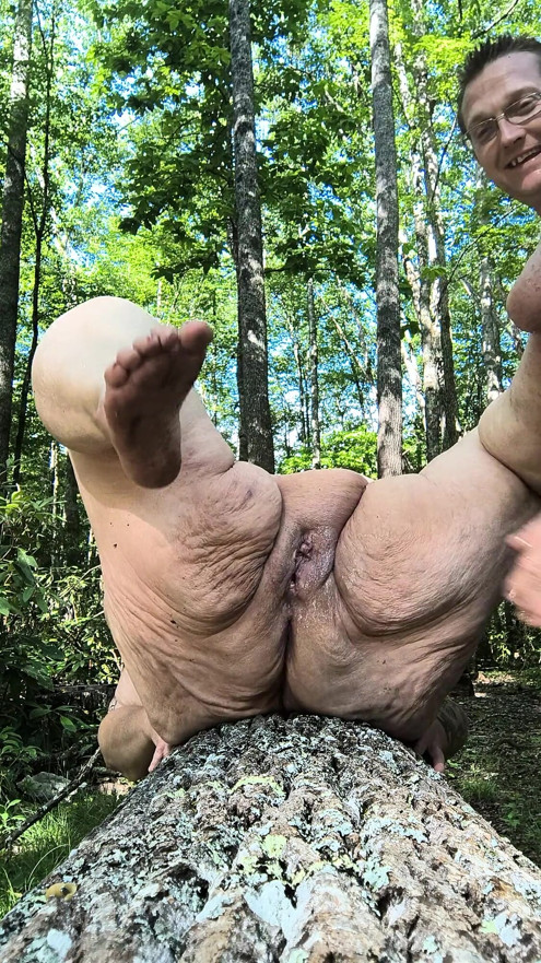 Levitetty auki pillua nuoleminen, hän toivoo, että tässä tulee muukalainen on hänen tounge vaarassa