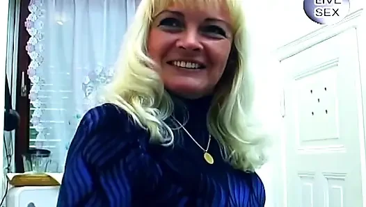 Blondine neckt feuchte muschi mit beleuchteter kerze