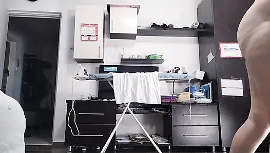 Seksi esmer evin etrafında çıplak ev işleri yapıyor.