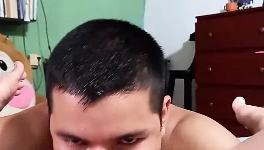 Незнакомец облизывает её киску, пока она не кончает, разговаривая по телефону с мужем.