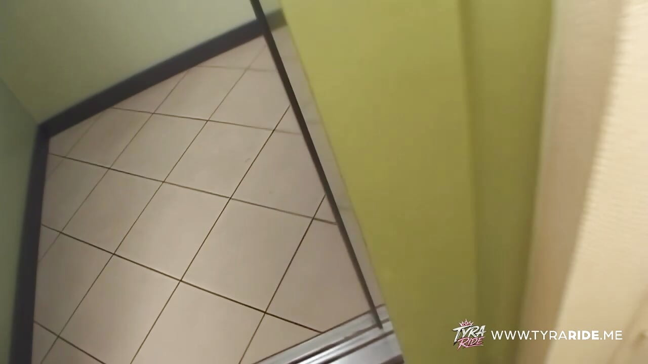 Krótkowłosa brunetka MILF bierze twardego kutasa w wielu