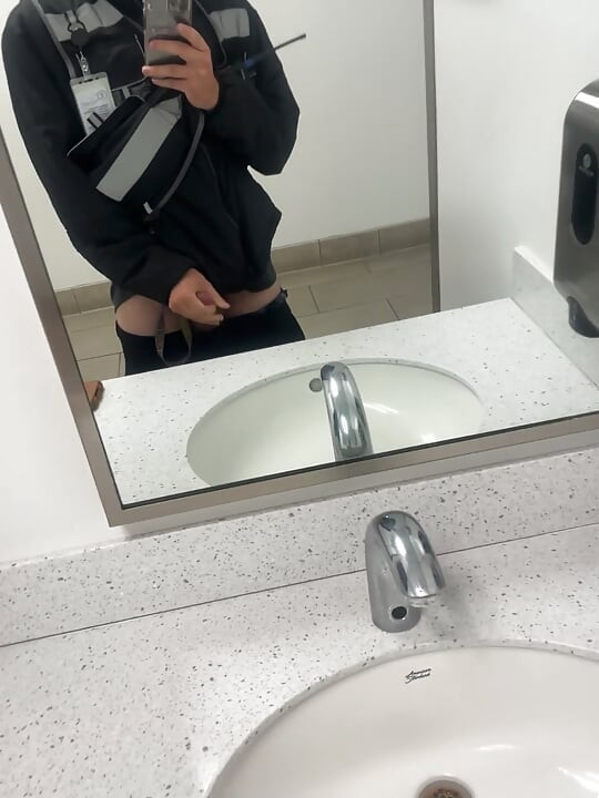 Lighskinboi security guard cums on the job