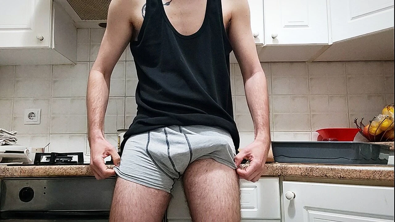 Grote pik komt snel klaar in de keuken