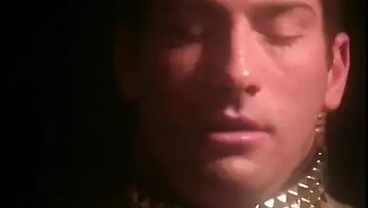 Kırmızı gecelikli güzel sarışın bebek dışarıda sikiliyor, yüzüne döl alıyor