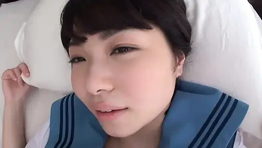 Ein mann mittleren alters und eine uniformierte schönheit