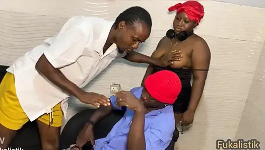 Соседка с большим черным членом наконец-то добралась до траха с женой арендодателя