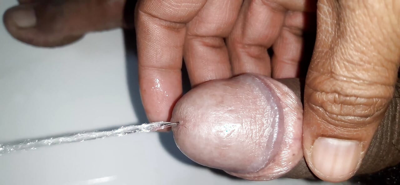 ฉี่ในห้องน้ํา ชายอินเดียชักว่าวควยใหญ่ผิวดําถ่ายเอง