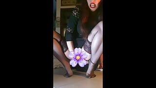 Carolina Iena - Une maîtresse italienne en bas nylon noirs et talons hauts veut que vous l’adorez