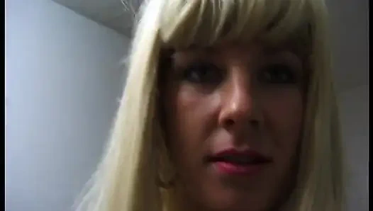 Pelacur pirang mengisap schlong di video pov