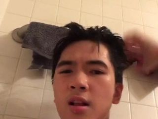 Симпатичная азиатка показывает его хуй