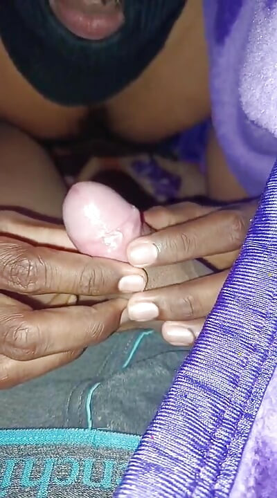 J’en ai profité pour sucer la délicieuse bite non circoncise de mon gros demi-frère