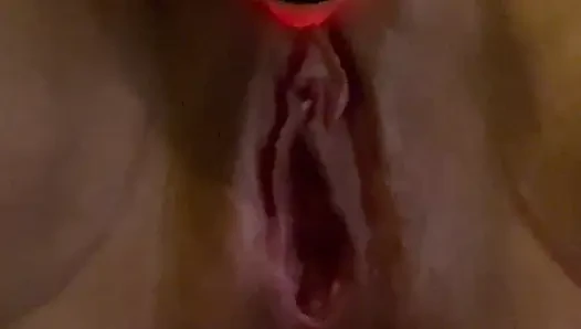 Orta yaşlı seksi kadın büyük bir dereye fışkırtıyor çünkü götündeki tıkaç bastırıyor