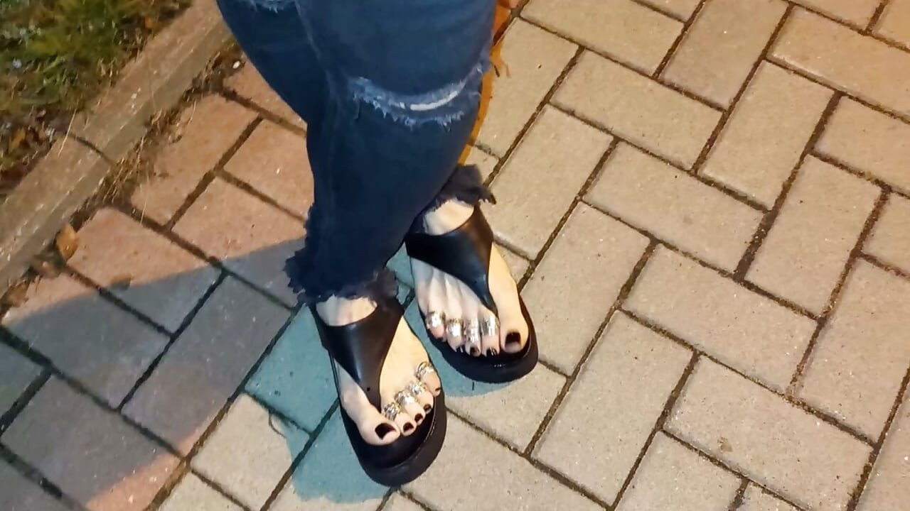 Moje gorące stopy crossdressera drażnią twarde kutasów podczas nocnego spaceru