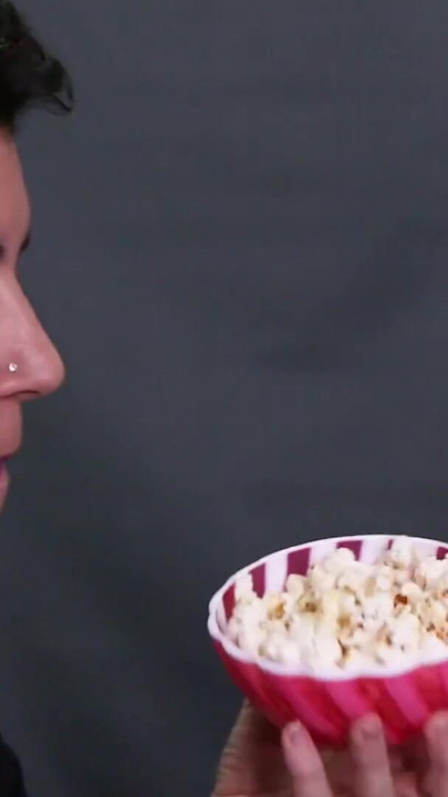 Éjaculation sur du pop-corn | Clip 1