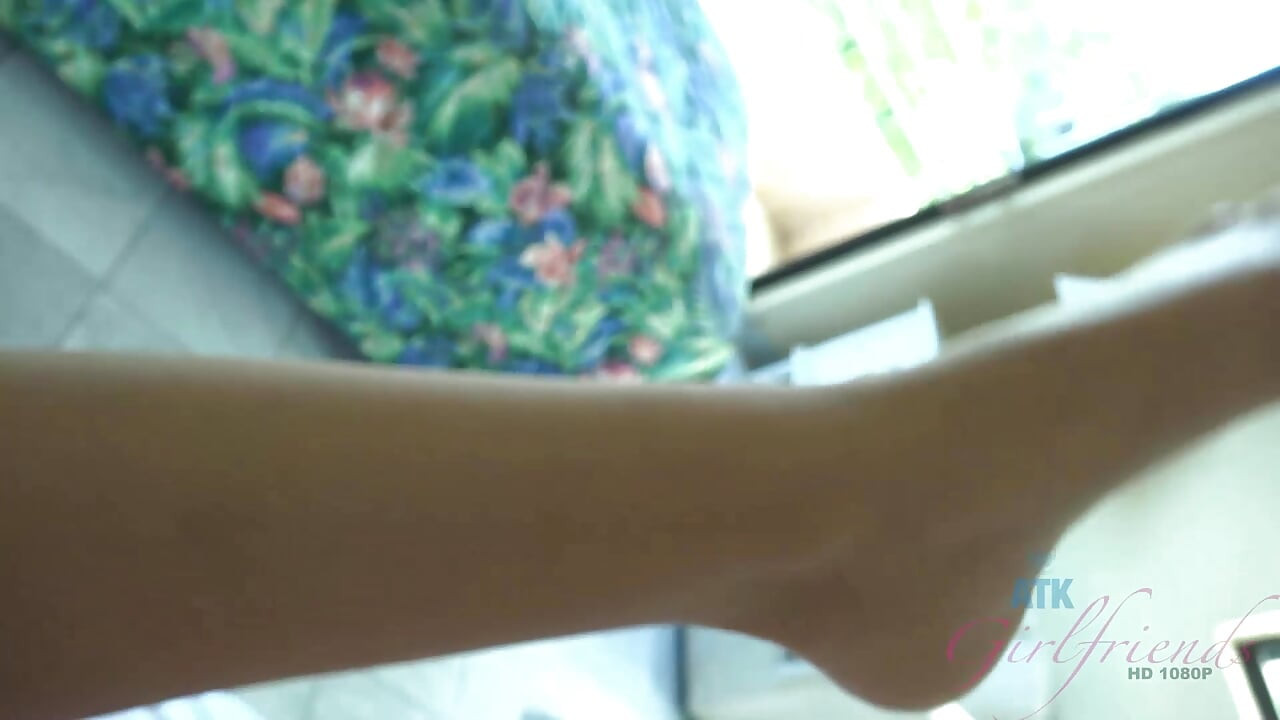POV: Лили Адамс доказывает, что она тотальная сквиртесса, принимая хуй как профи, как ее голодная пизда глотает огромный кримпай!