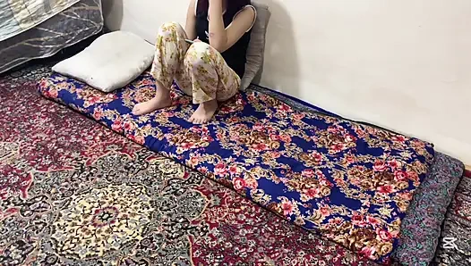 Ich habe das mädchen gefickt, das mit dem telefon spielte