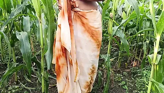 Mere sagi bhabhi ko maine sare kapde utaar Diya Makka ke khet mein dekh liya maine bhabhi se kaha kya bhabhi main aapki gand ko maar sakta h