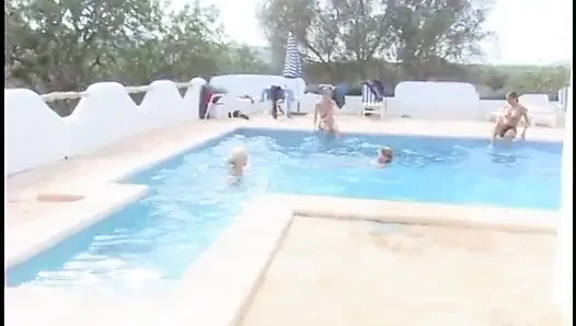 Yüzme havuzunda ateşli orta yaşlı seksi kadınlar