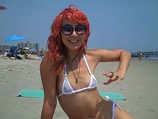 Bikini Kitty Meow pokazuje jej cipkę na plaży dla nudystów!