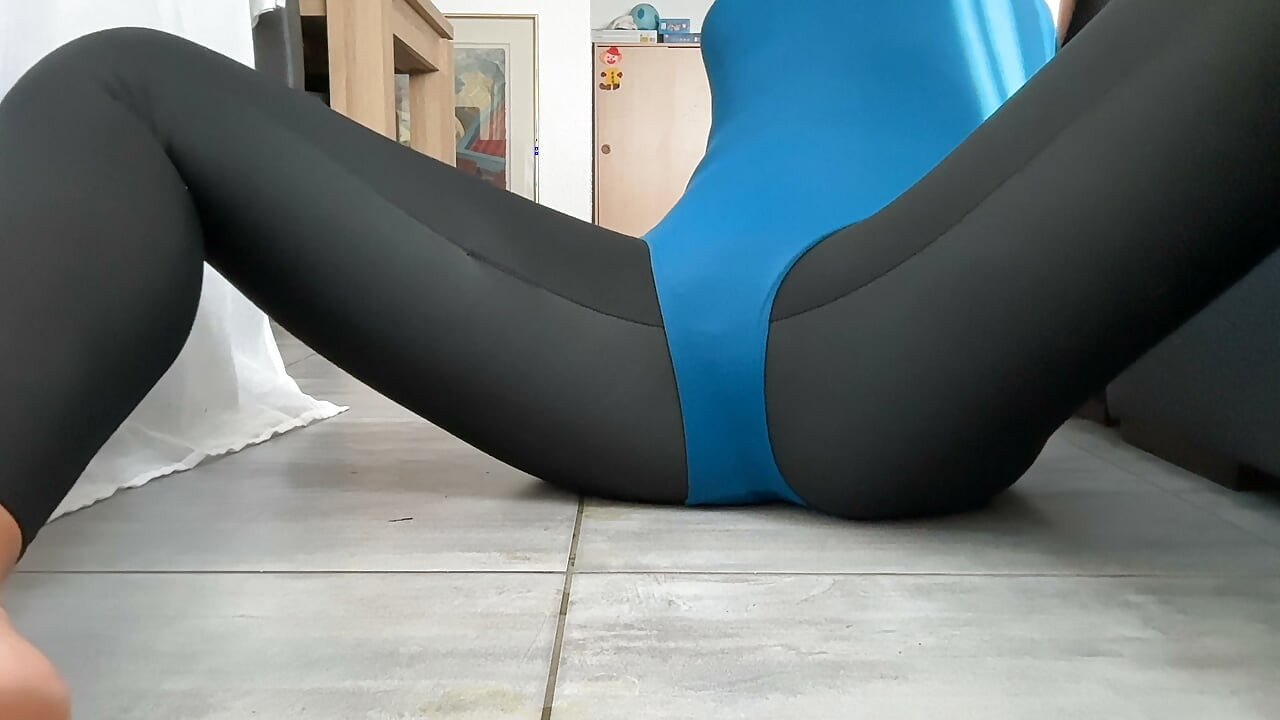完美伪娘翘臀紧裹在弹力裤里