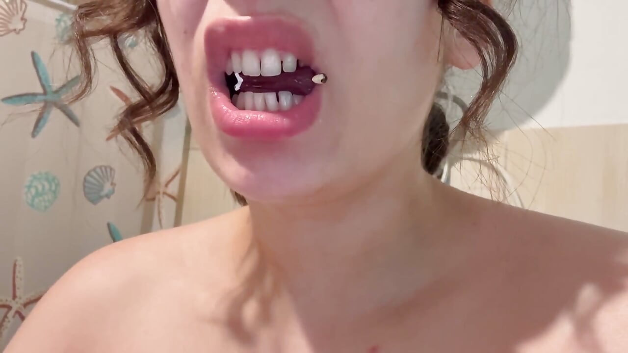 거대한 새엄마는 작은 사람으로 치아를 닦은 다음 칫솔로 작은 사람을 브러시로 청소합니다.