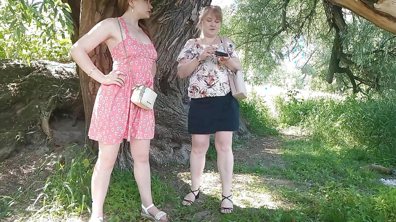 Dvije žene, djevojka i zrela milfara skinule su crvene gaćice Pišanje uz cestu u javnosti Pišanje na otvorenom Vani Lezbijke se ljube