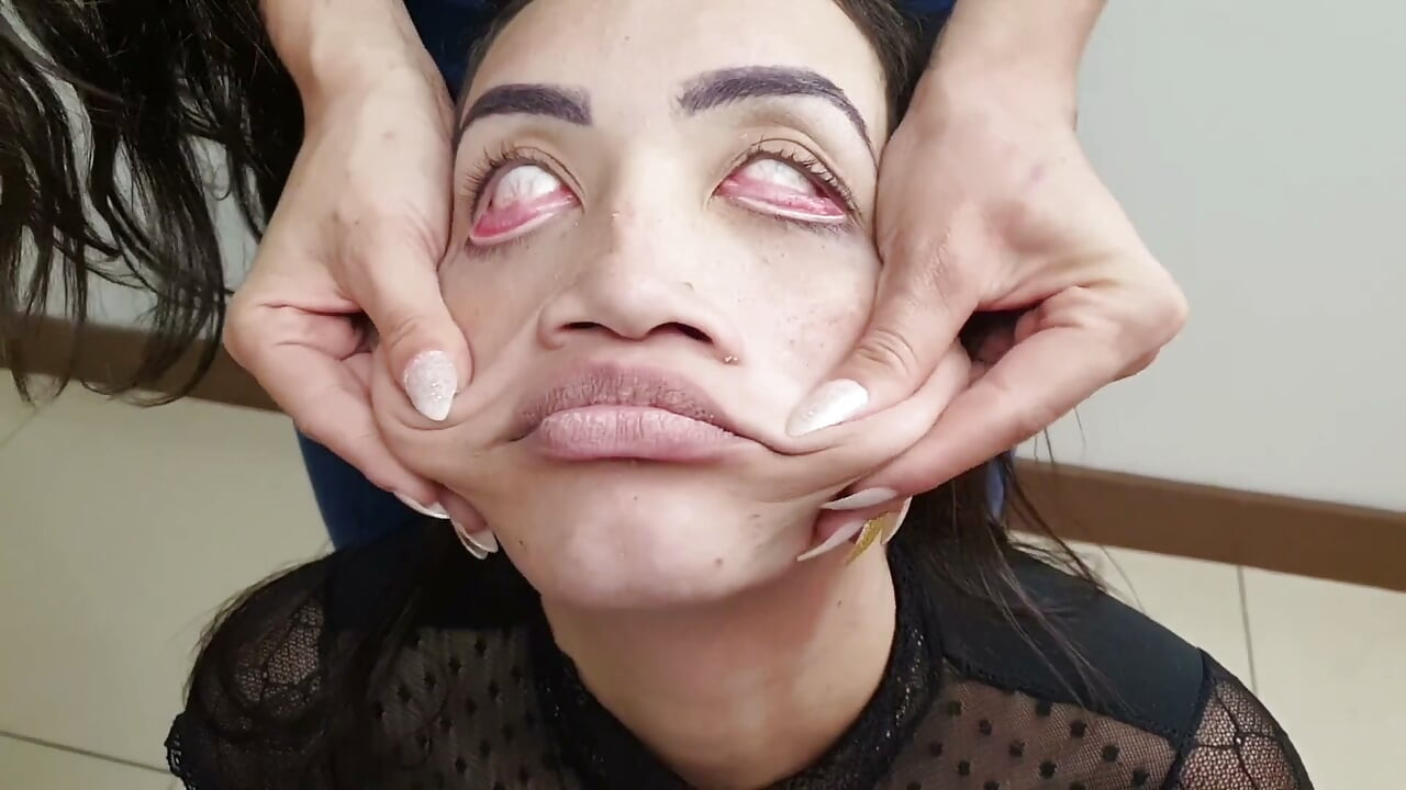Serrement extrême des mains - mains sexy et massage du visage puissant