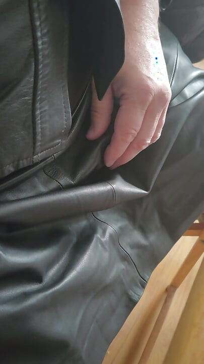 Bordure dans une jupe en cuir