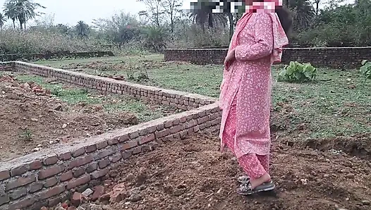 Wanita muda India dengan teman