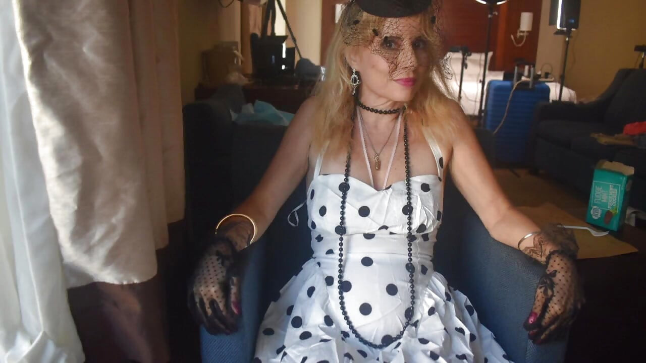 Polka dot đam mê chân với sự tham gia của Dawn Layla