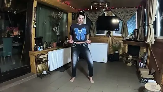 Enge jeans, tanzen, schlampe würgt, gesichtsfick und komm auf meine tangas