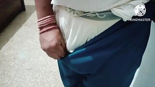 Indischer mann hat sex, während er in den spiegel schaut