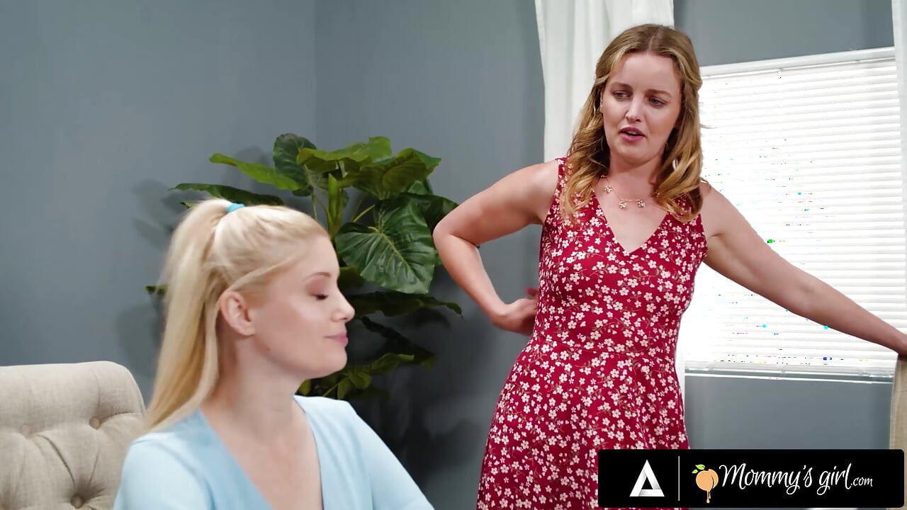 MOMMY's GIRL - MILF Charlotte Stokely e enteada Khloe Kingsley correm o risco de serem pegas comendo buceta