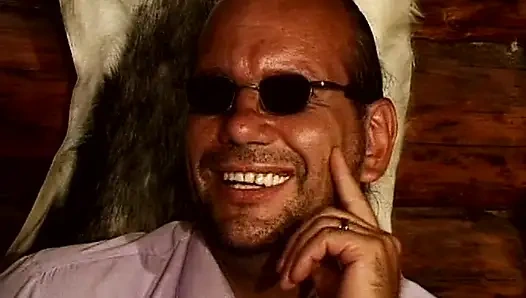 Pelacur Prancis yang kecanduan kencing dientot di gangbang di lapangan tenis