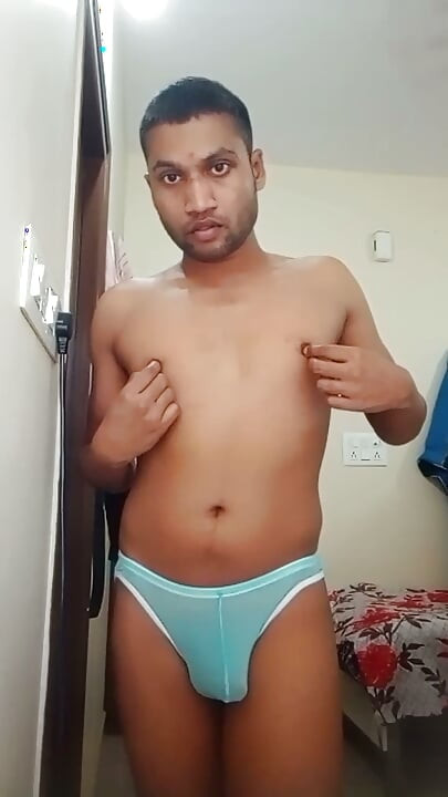 हनी ट्विंक कैम के सामने हस्तमैथुन करते हुए