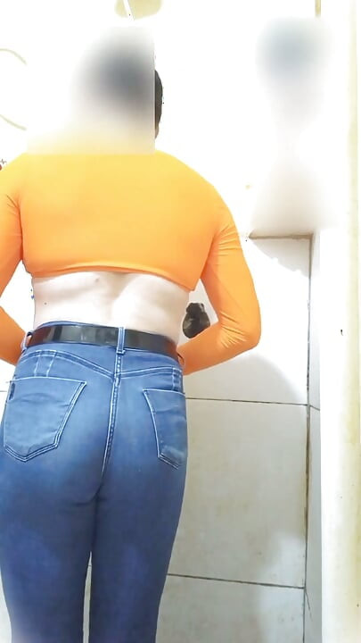 Горещ фембой. Carol снима Shorts