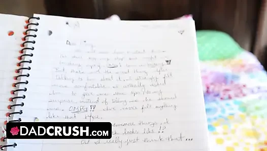 DadCrush - шаловливая темноволосая крошка пропустила класс и трахнула пальцами ее мокрую киску