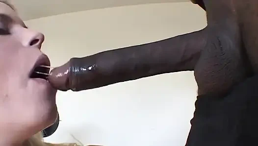 Cewek pirang tersedak kontol hitam besar lalu menungganginya hingga mani muncrat