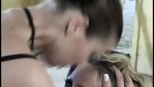Analsex und hartes fisting für die blondine