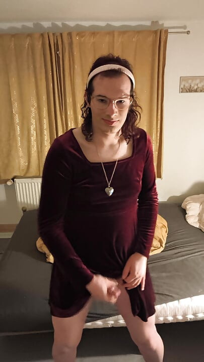 穿着性感礼服自慰并射精