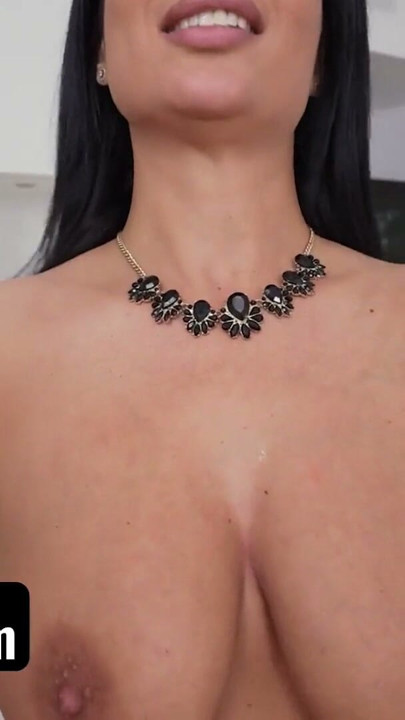 PervMom - matură sexy pofticioasă îl seduce pe fiul vitreg cerându-i să pozeze goală pentru ea | Clip 1
