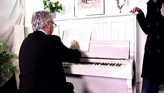 Pelajaran piano terangsang dengan kejutan terakhir!