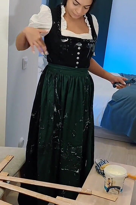 Người phụ nữ Áo trong dirndl trở nên bẩn thỉu