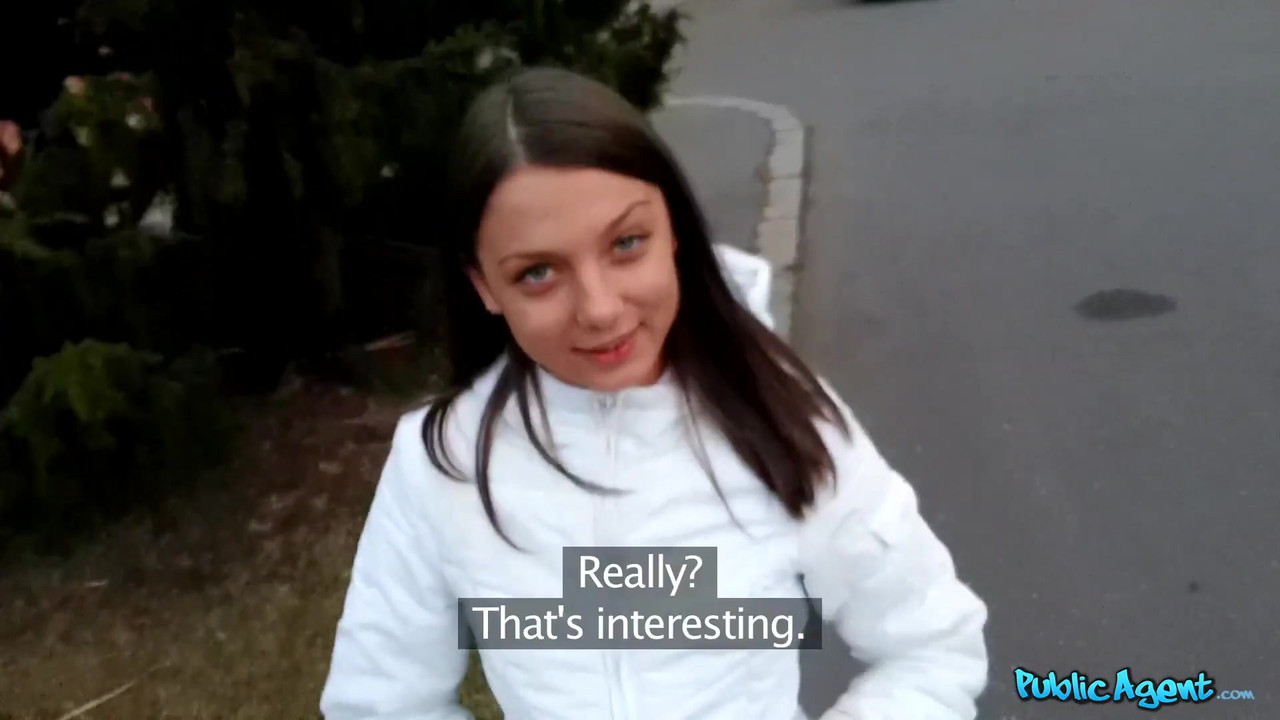 PublicAgent - 身材紧致娇小的年轻大学女郎在酒店房间里体验她的第一次大鸡巴