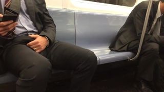 Str8男性が地下鉄で膨らむ